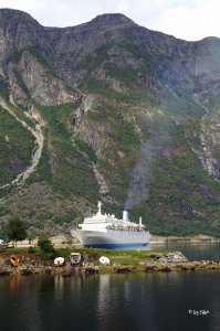 Einfahrt Kreuzschiff in Eidfjord 3