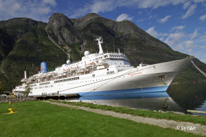 Einfahrt Kreuzschiff in Eidfjord 2