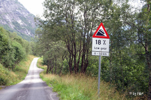 herrliche Straßen in Norwegen mit Gefälle